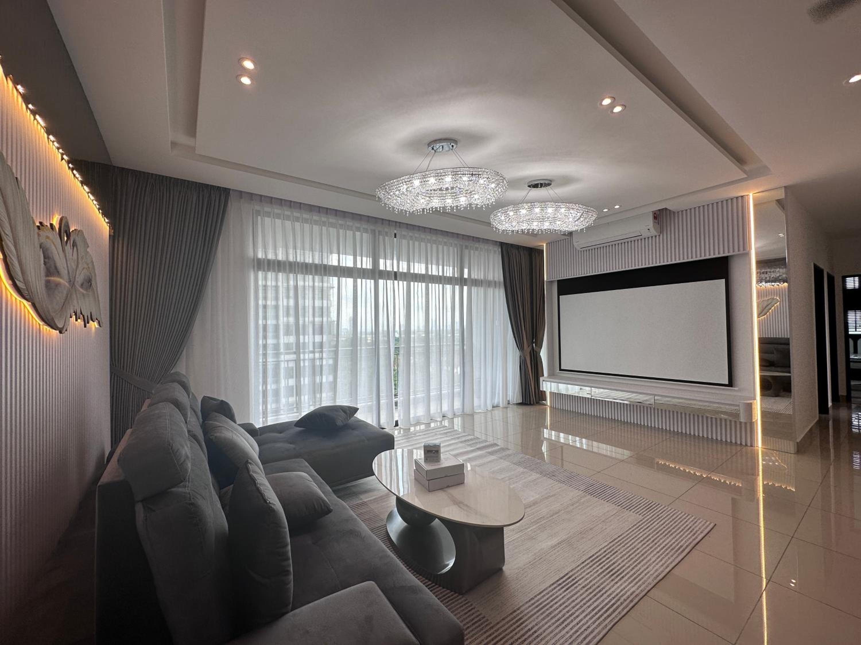 New Mount Austin Swarovski Design 15 pax condo