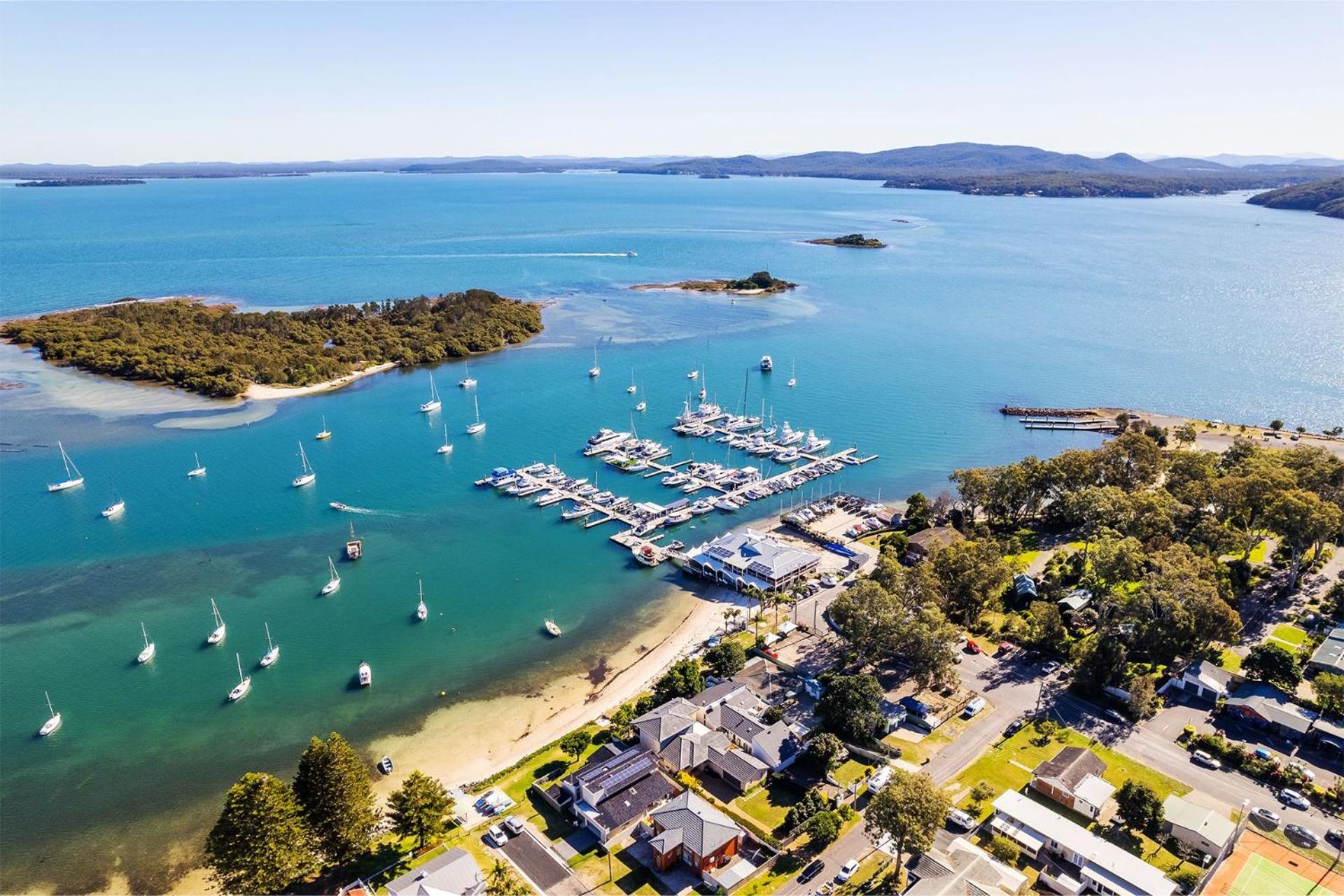 Tomaree Vista, 65 Vista Ave - stylish house with stunning water views, WiFi and Linen