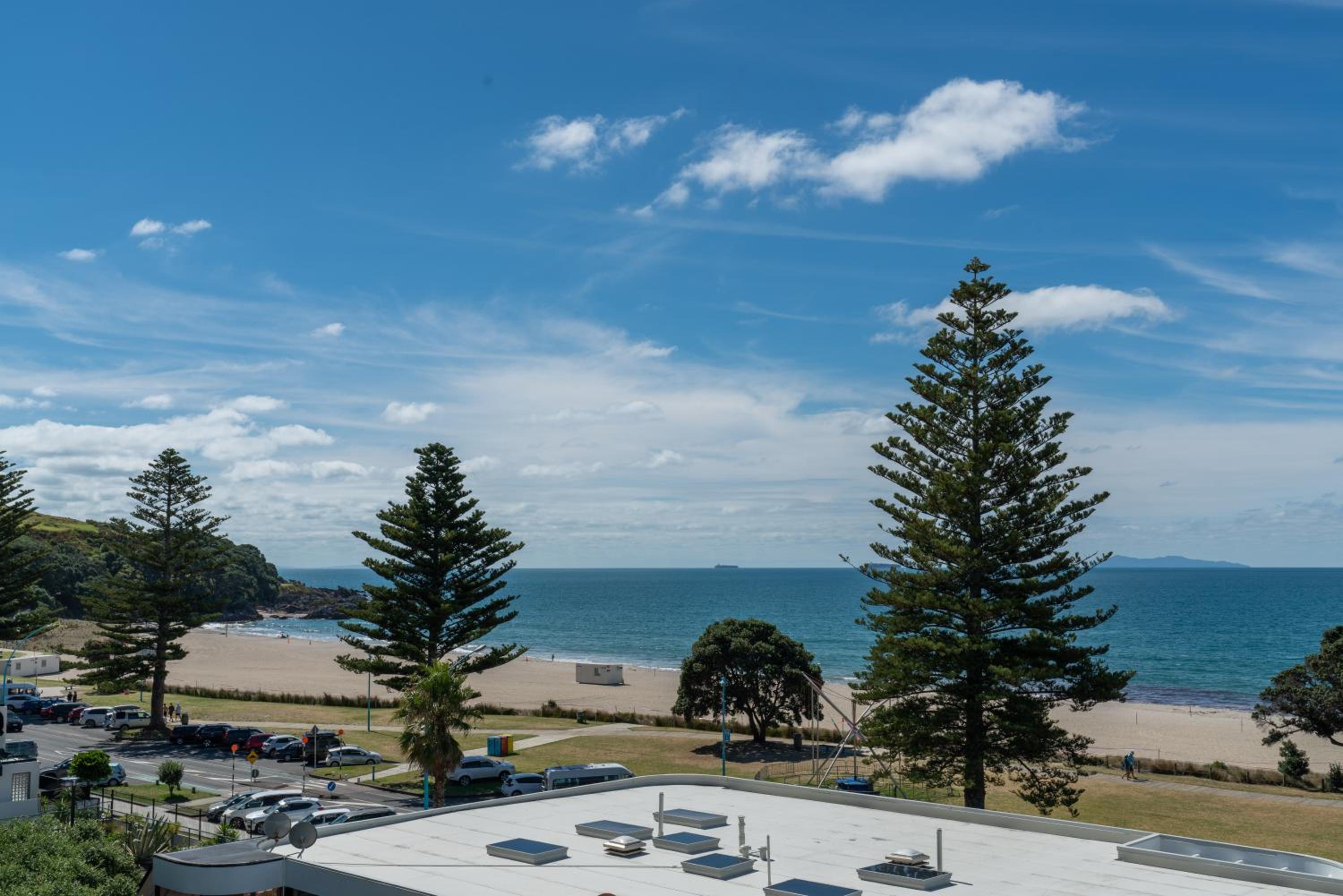Ocean View Beach Escape - Top Floor Apartments, Mt Maunganui Base