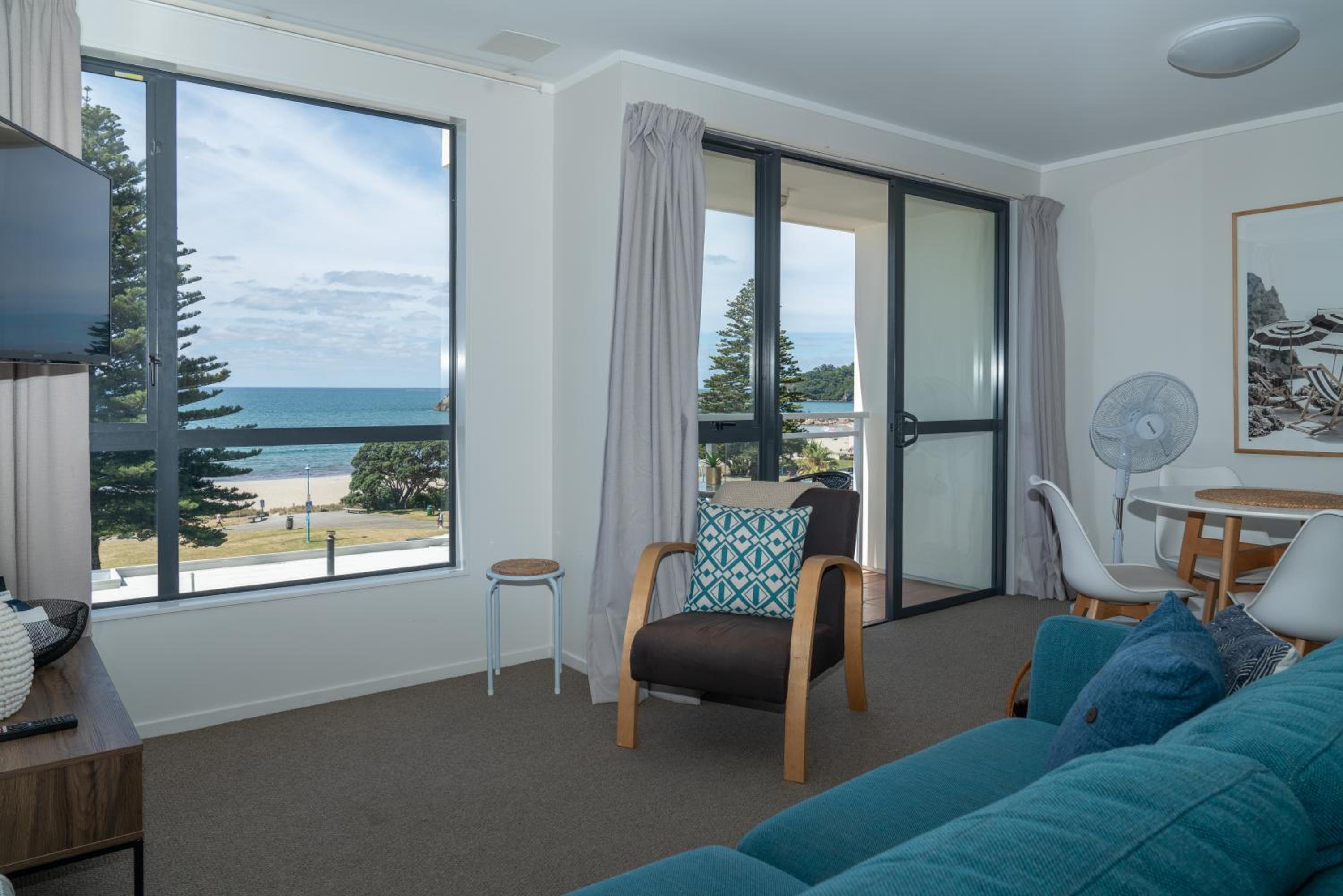 Ocean View Beach Escape - Top Floor Apartments, Mt Maunganui Base