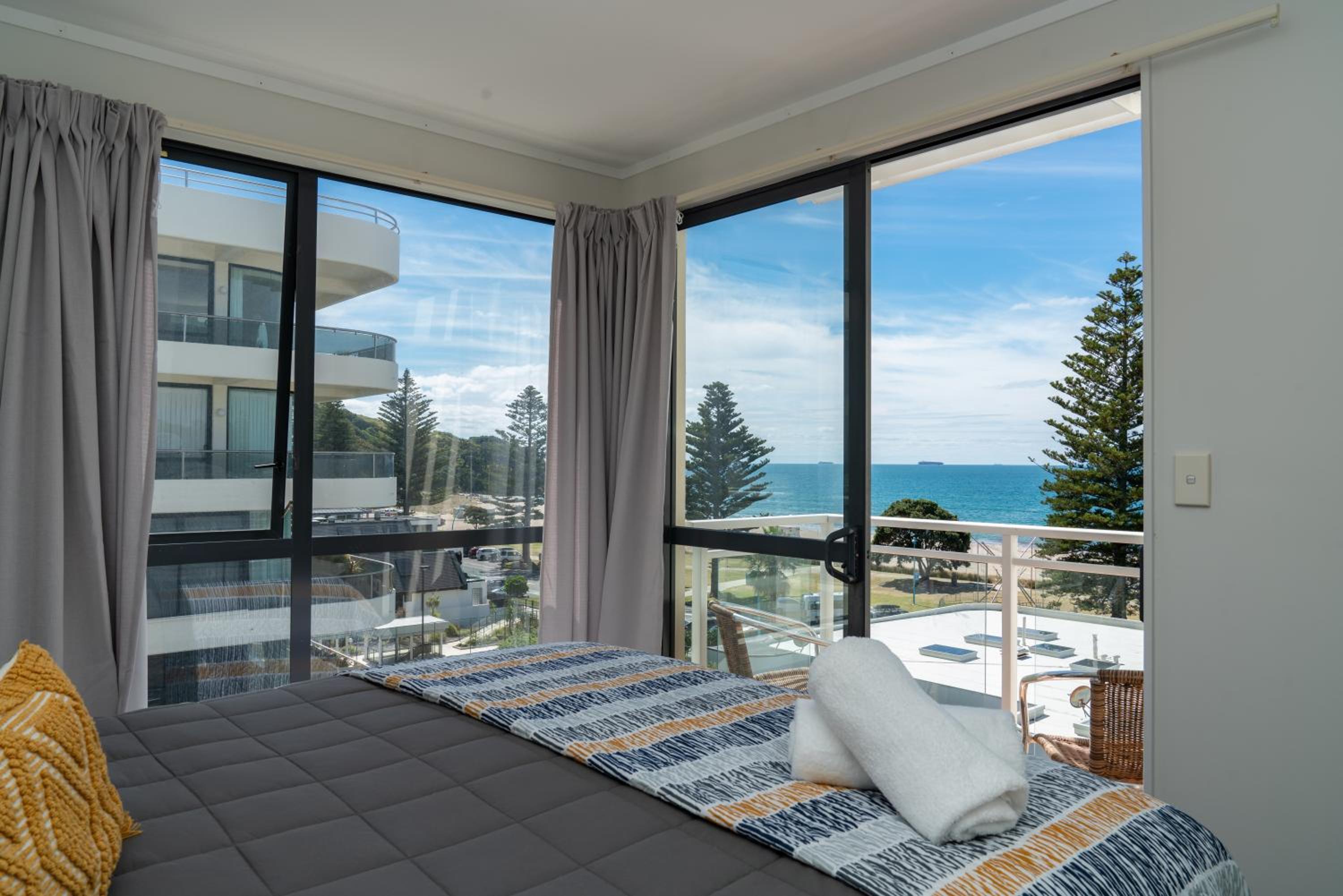 Ocean View Beach Escape - Top Floor Apartments, Mt Maunganui Base