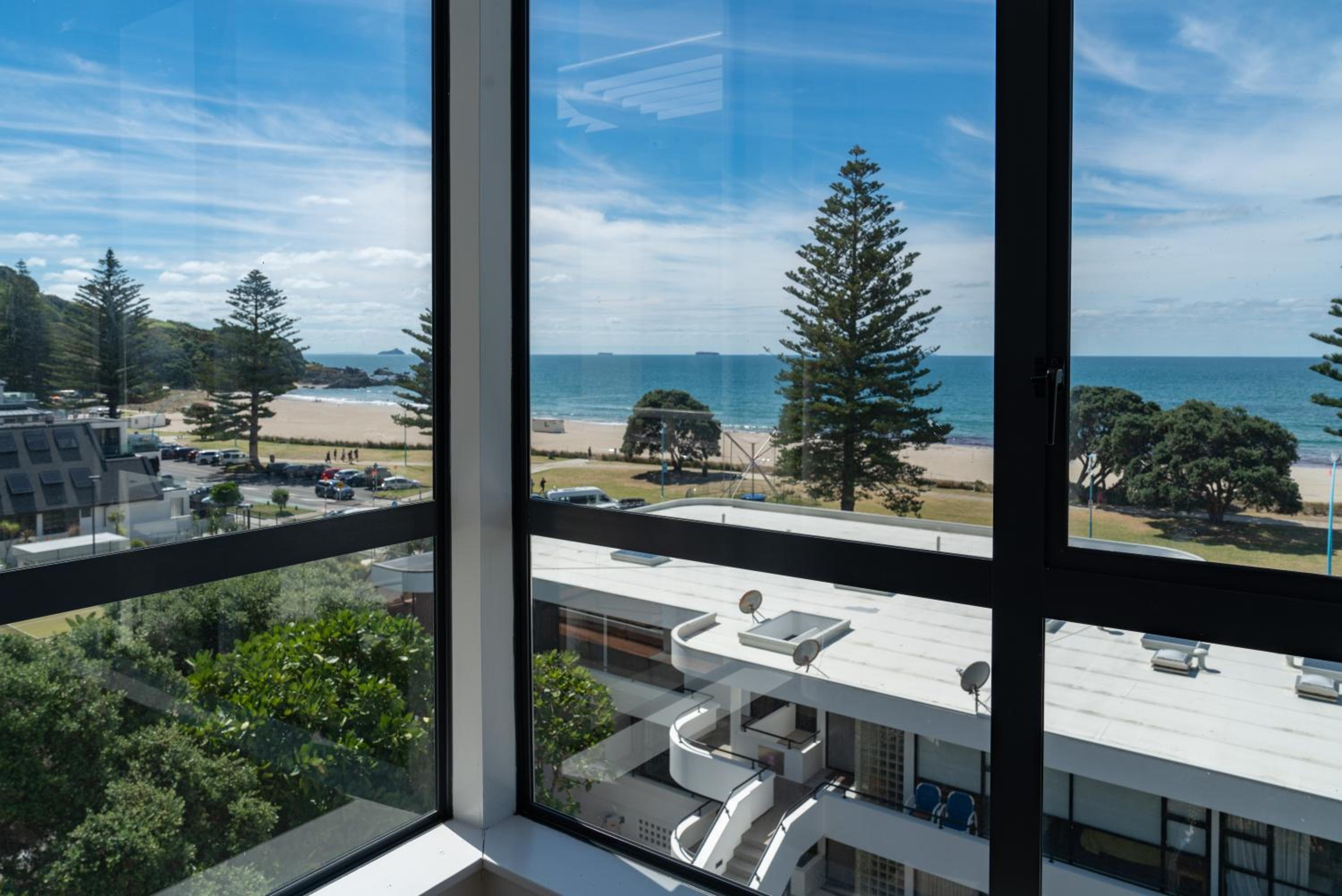 Ocean View Beach Escape - Top Floor Apartments, Mt Maunganui Base