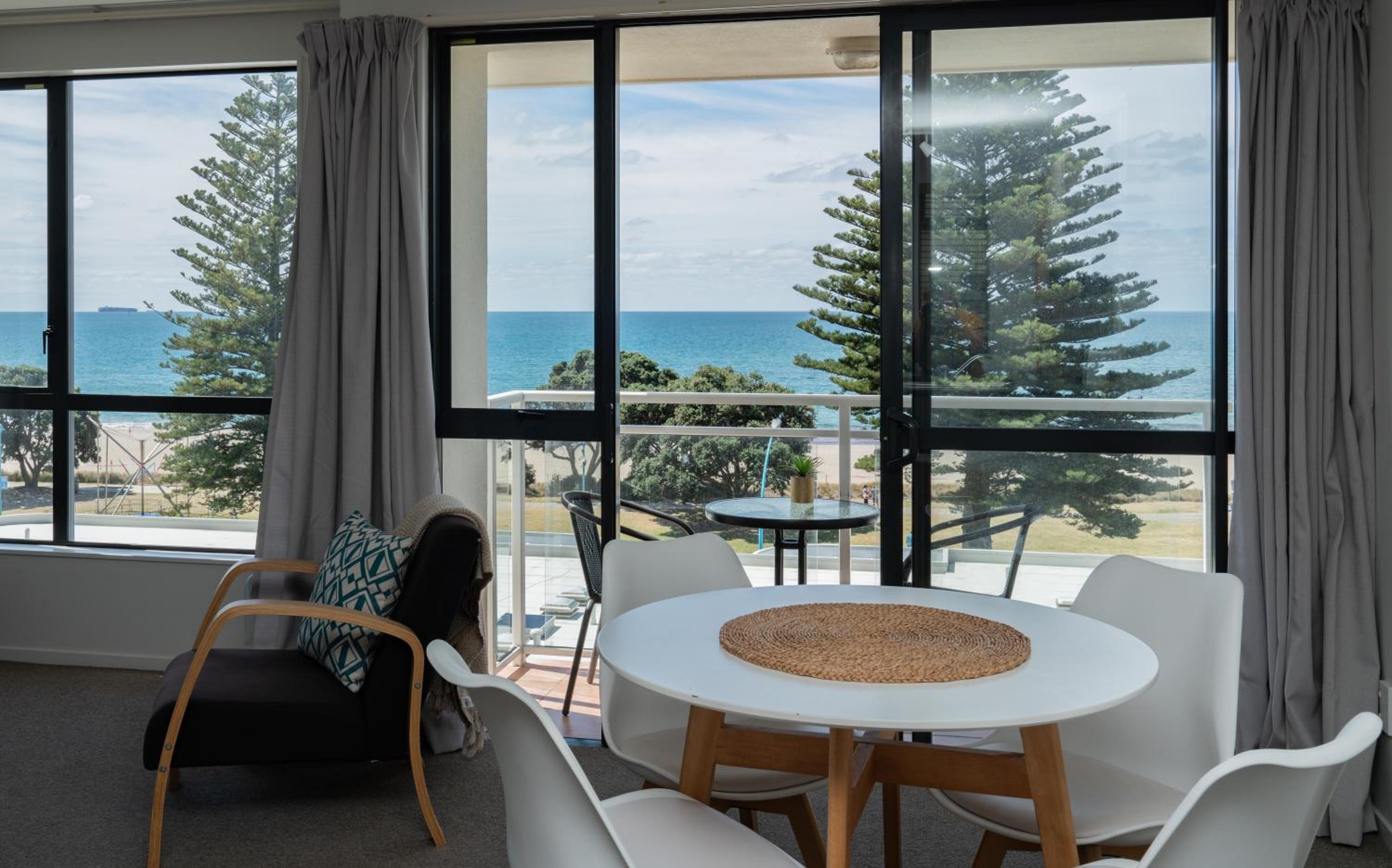 Ocean View Beach Escape - Top Floor Apartments, Mt Maunganui Base