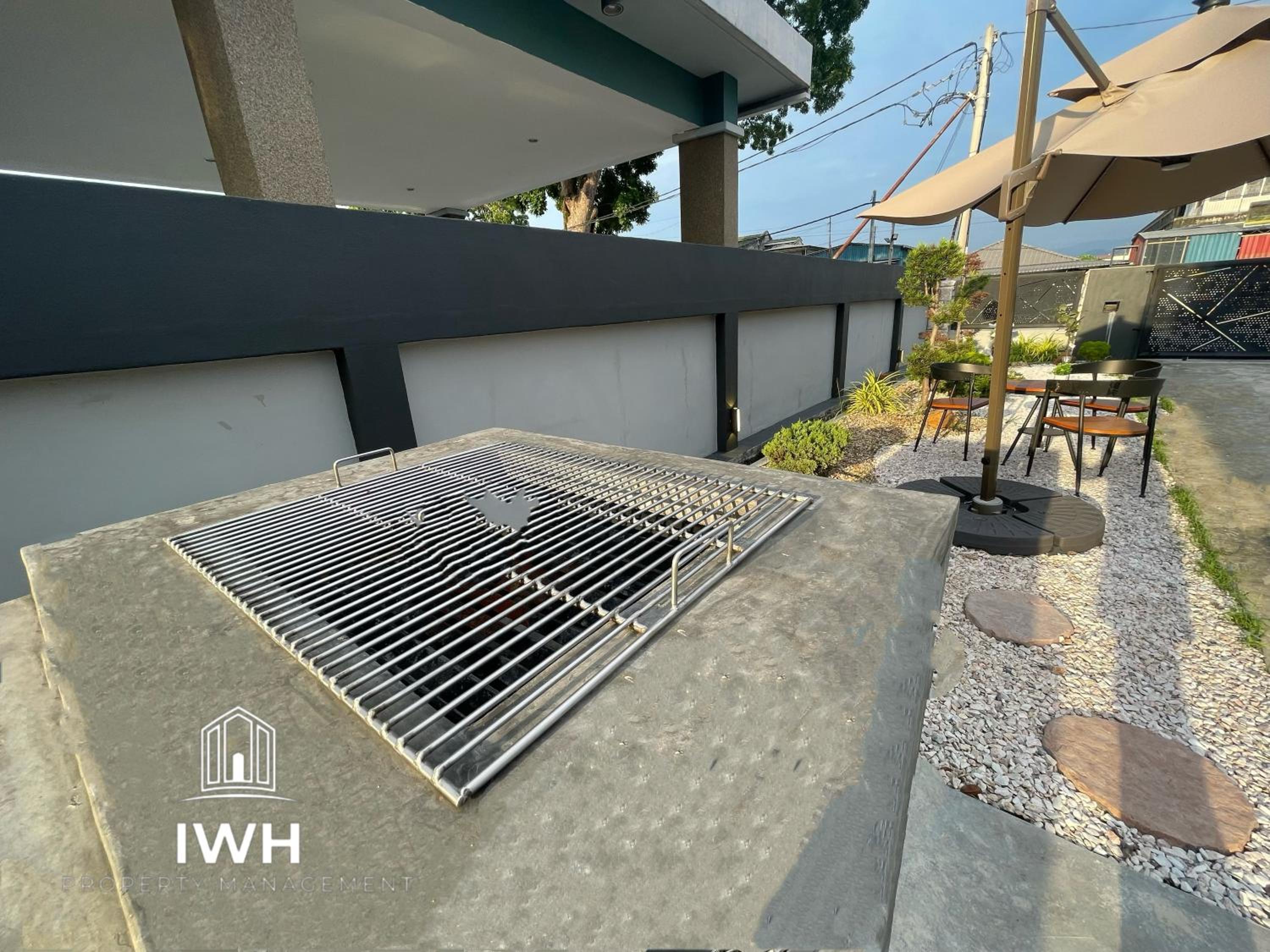 Ipoh 19A Villa for 12pax 6 Carpark with BBQ by IWH