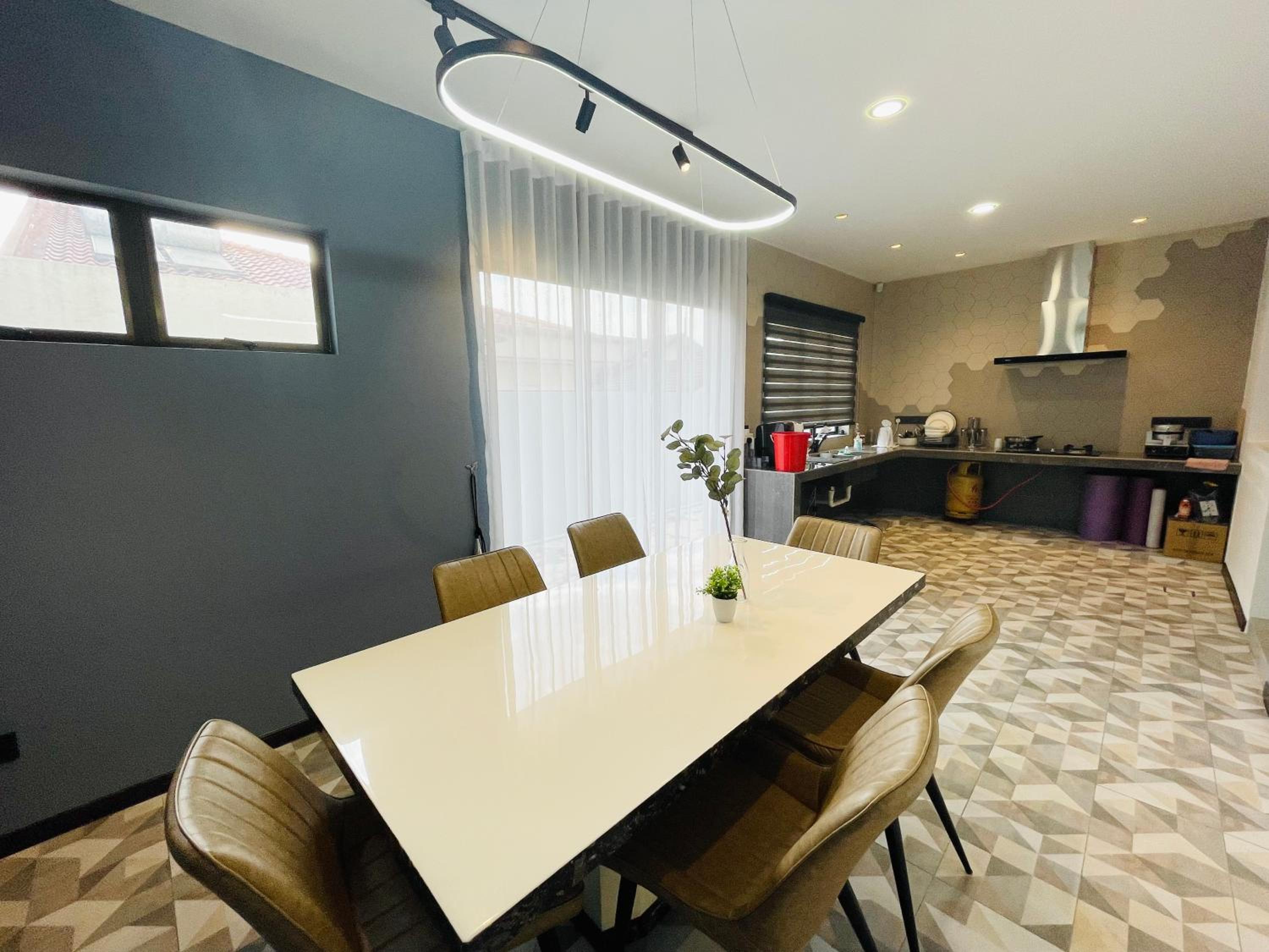 Ipoh 19A Villa for 12pax 6 Carpark with BBQ by IWH