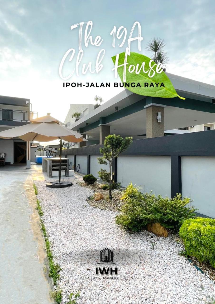 Ipoh 19A Villa for 12pax 6 Carpark with BBQ by IWH