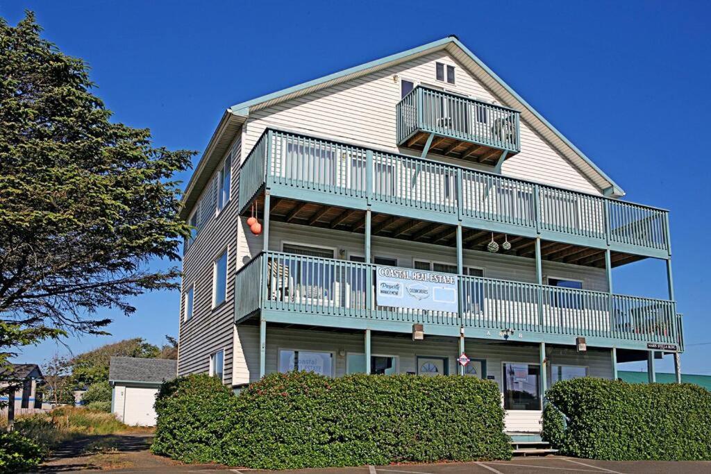 1BR beachfront condo kitchen sea-view balcony view 3