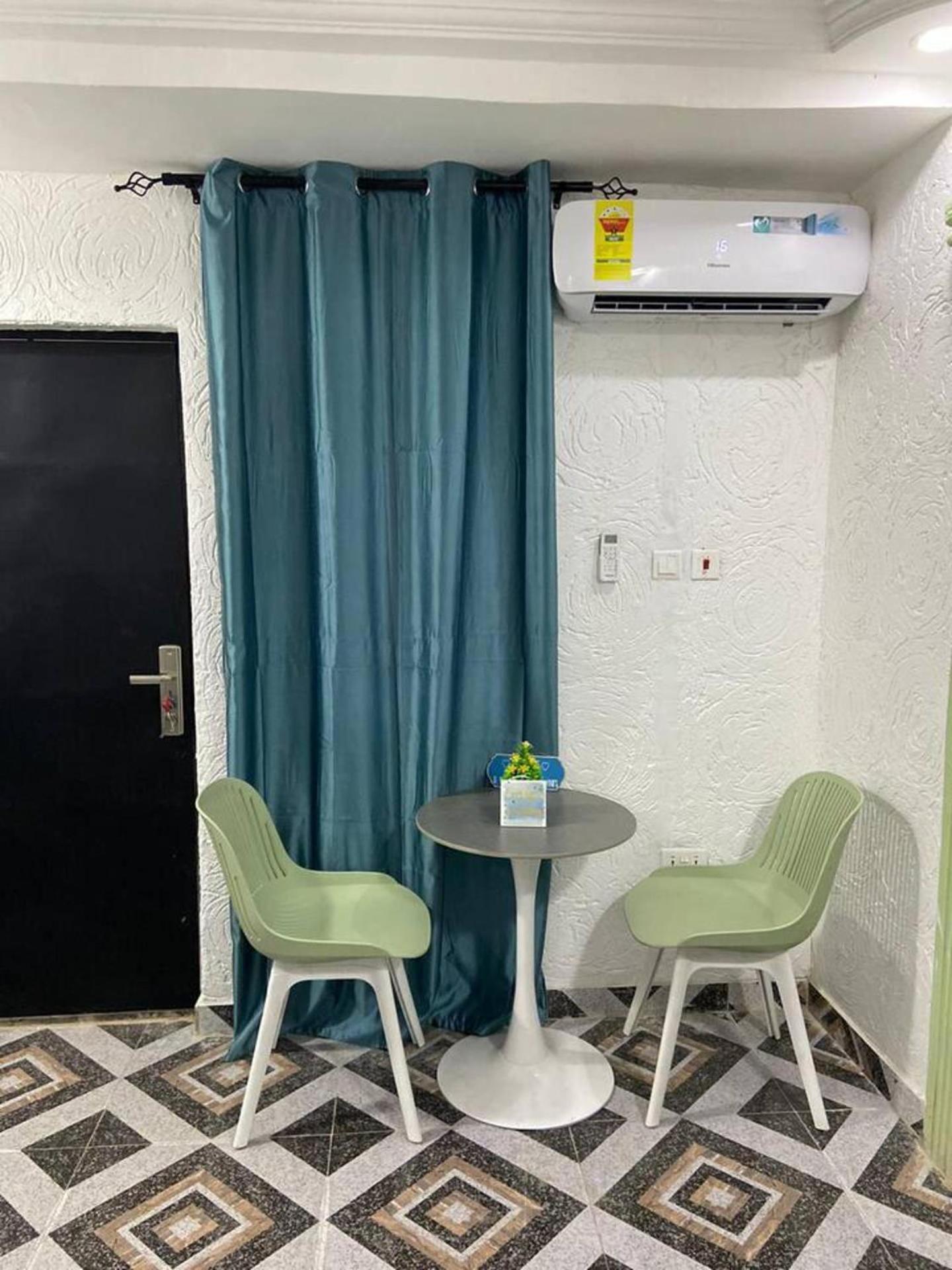 1 Bedroom House Sleeps 2 - Aircon - Free parking view 5