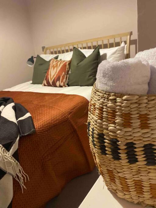 Boutique, weaver’s cottage. Views