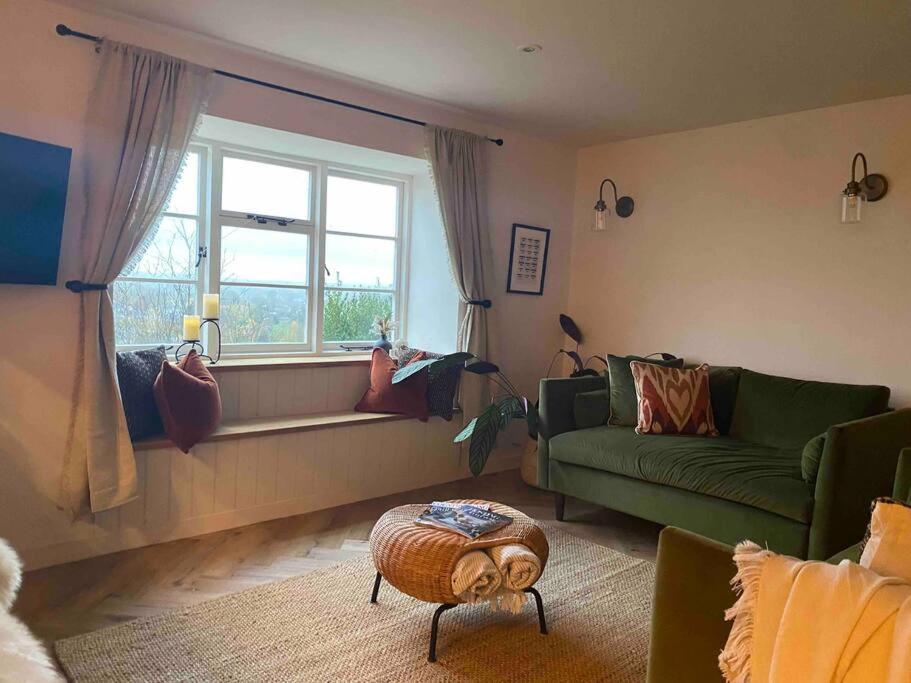 Boutique, weaver’s cottage. Views