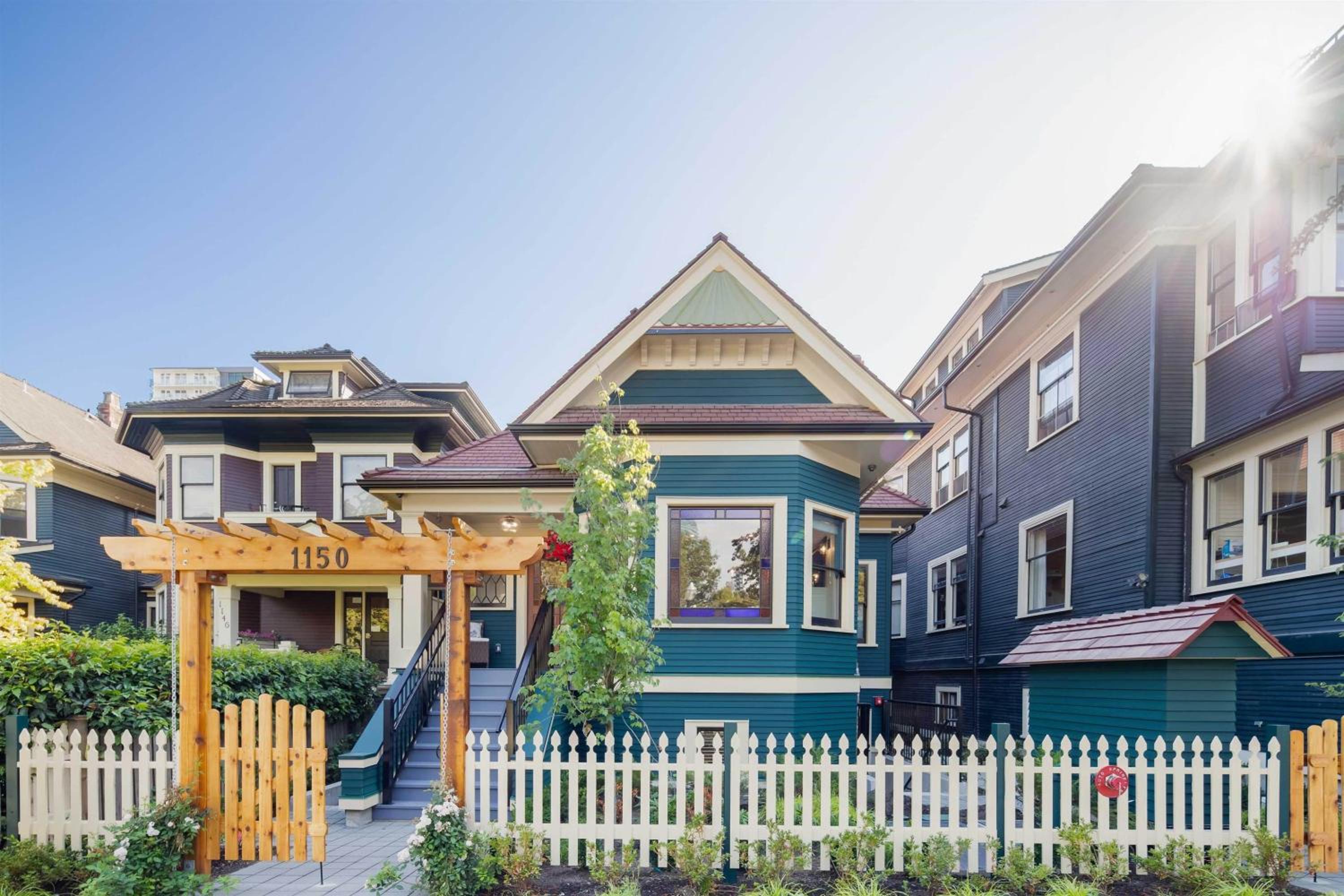 A Gentle Hideaway in the Urban Forest WEST END downtown Vancouver