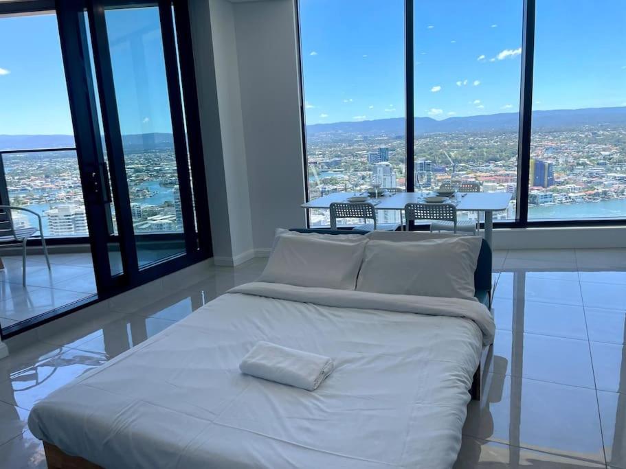 In the heart of Surfers Paradise oceanview cozy 1B Apt 34F