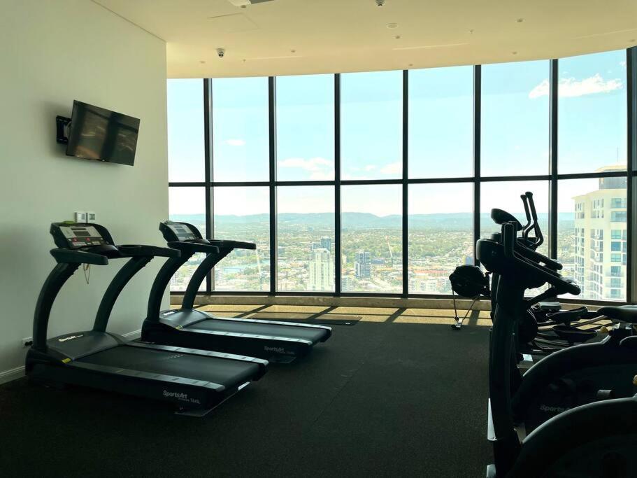 In the heart of Surfers Paradise oceanview cozy 1B Apt 34F