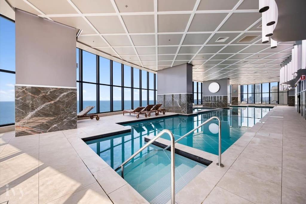 In the heart of Surfers Paradise oceanview cozy 1B Apt 34F