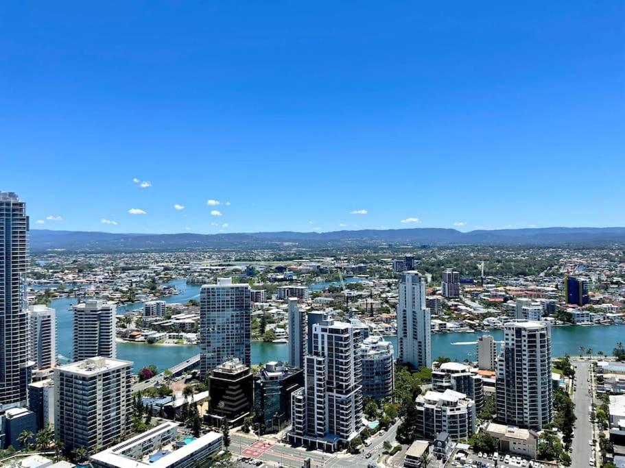 In the heart of Surfers Paradise oceanview cozy 1B Apt 34F