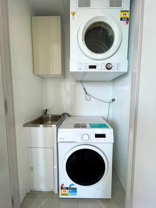 In the heart of Surfers Paradise oceanview cozy 1B Apt 34F