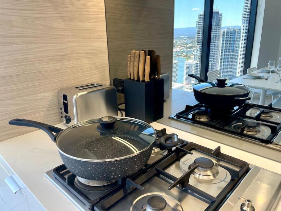 In the heart of Surfers Paradise oceanview cozy 1B Apt 34F