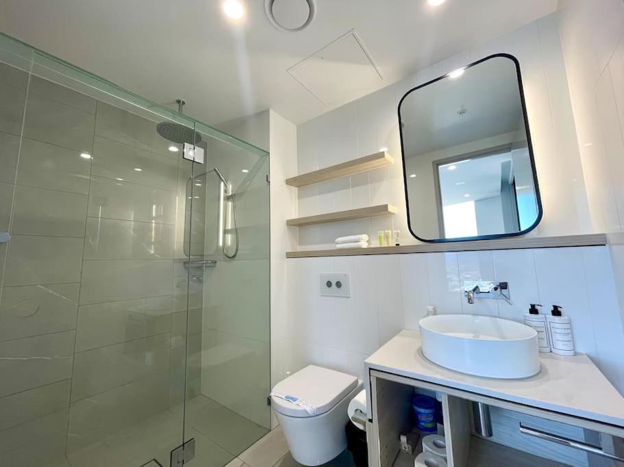 In the heart of Surfers Paradise oceanview cozy 1B Apt 34F