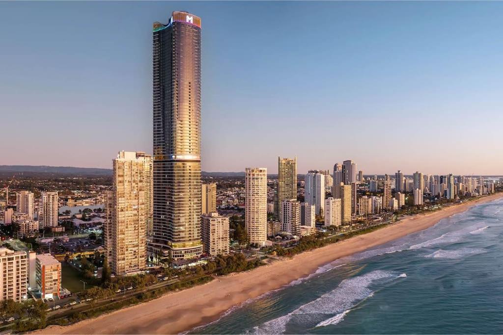 In the heart of Surfers Paradise oceanview cozy 1B Apt 34F