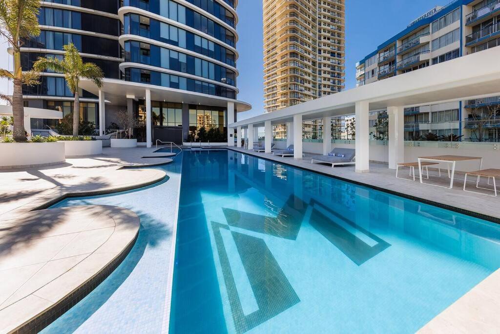 In the heart of Surfers Paradise oceanview cozy 1B Apt 34F
