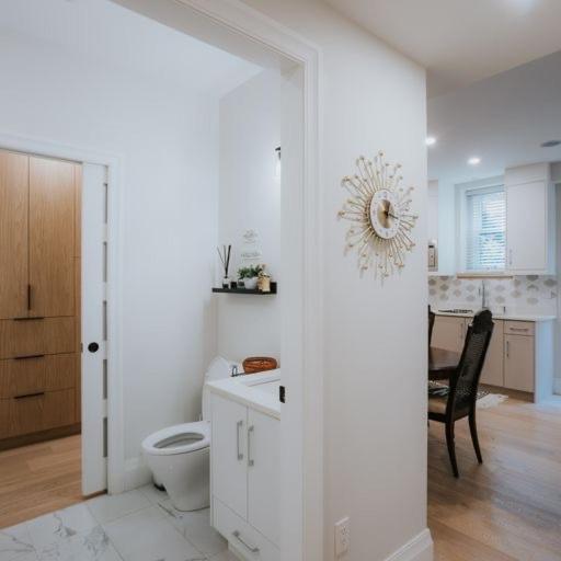 A Gentle Hideaway in the Urban Forest WEST END downtown Vancouver
