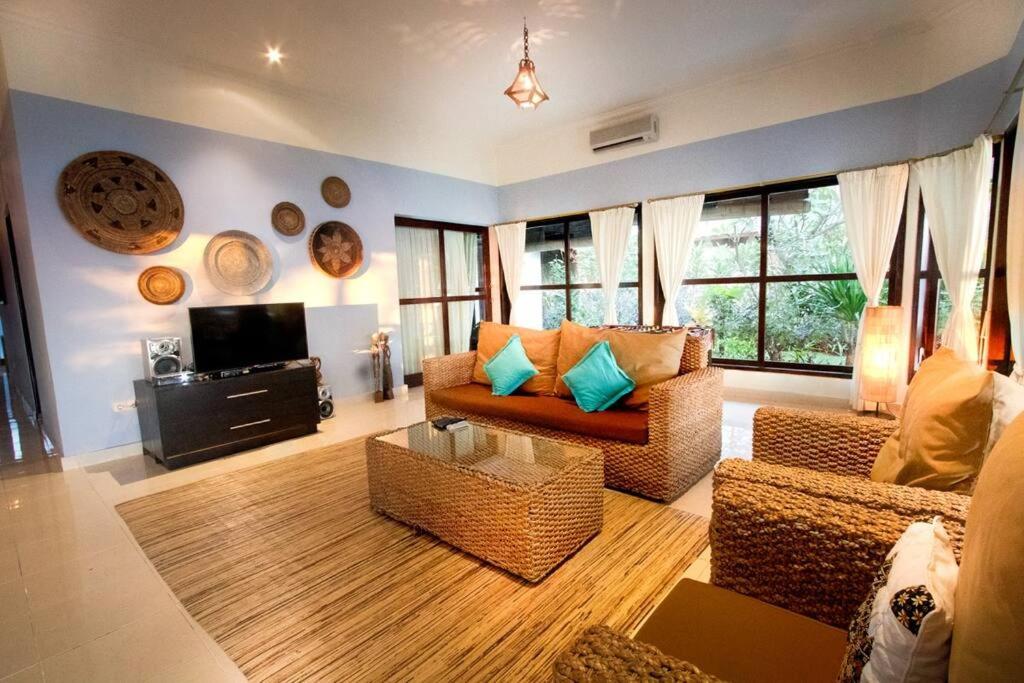 Luxurious & Tranquil Beachfront private villa with private pool view 3