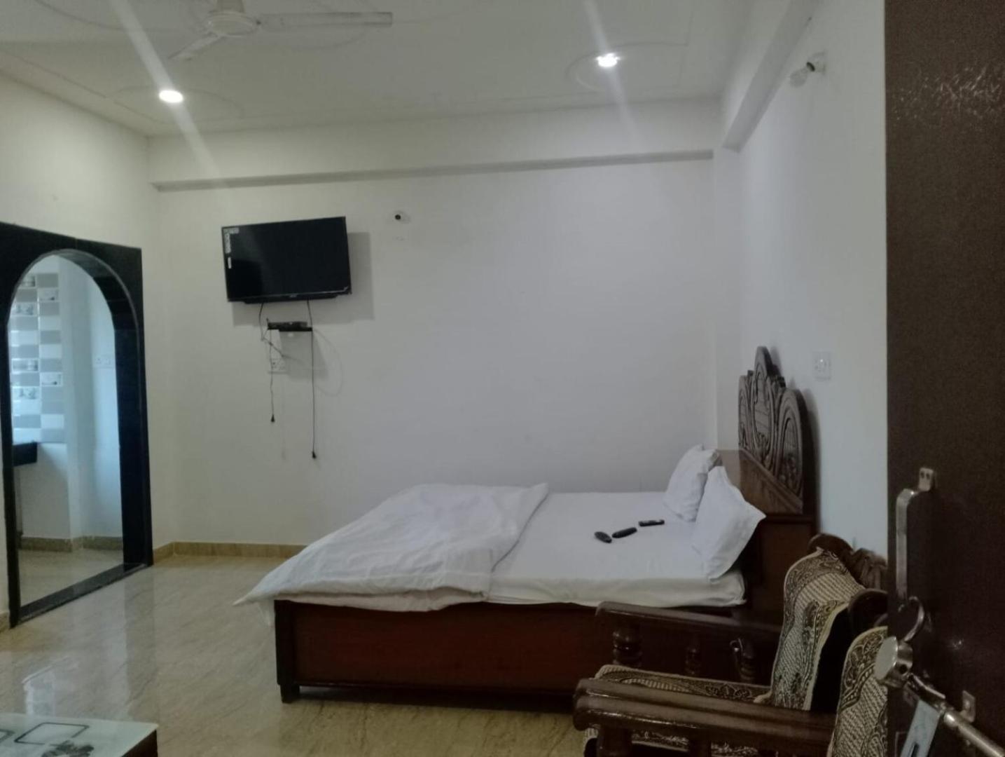 Hotel Sai Prabha, Bhind view 5