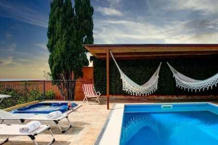 Hotel Villa de Flores Country Style Villa With Pool - Image 1