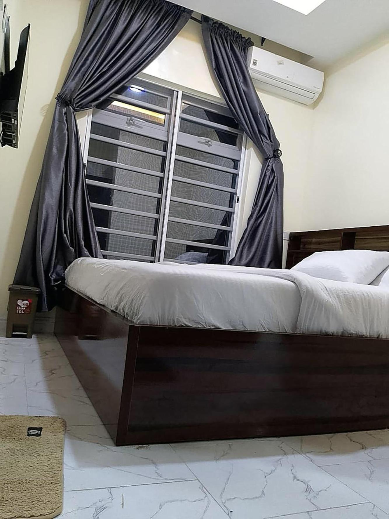 JKA 2-BEDROOM-Apt 24HRS POWER Unlimited WIFI , GARDEN PATIO AREA,FREE DAILY HOUSEKEEPING view 3