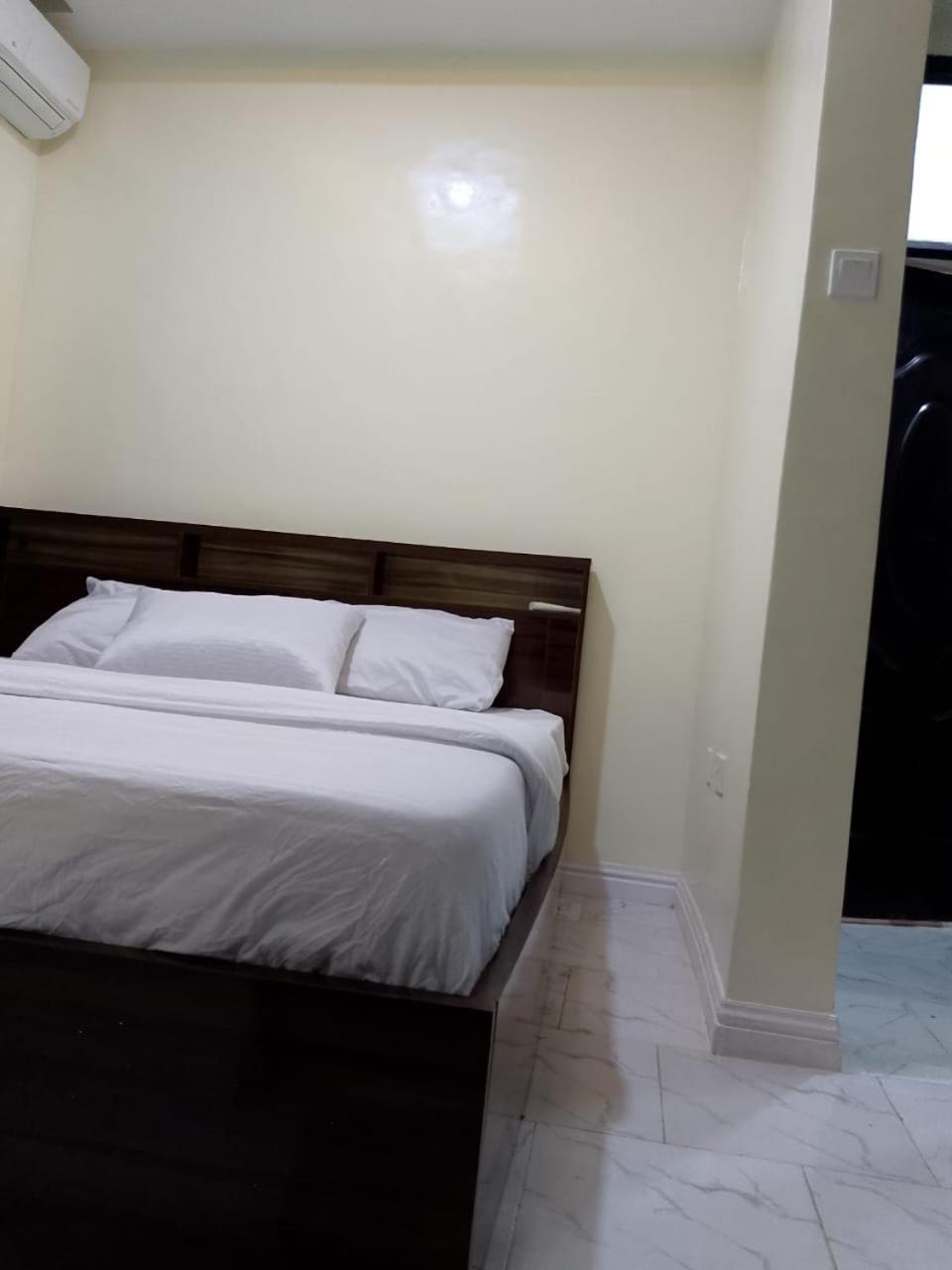 JKA 2-BEDROOM-Apt 24HRS POWER Unlimited WIFI , GARDEN PATIO AREA,FREE DAILY HOUSEKEEPING view 5