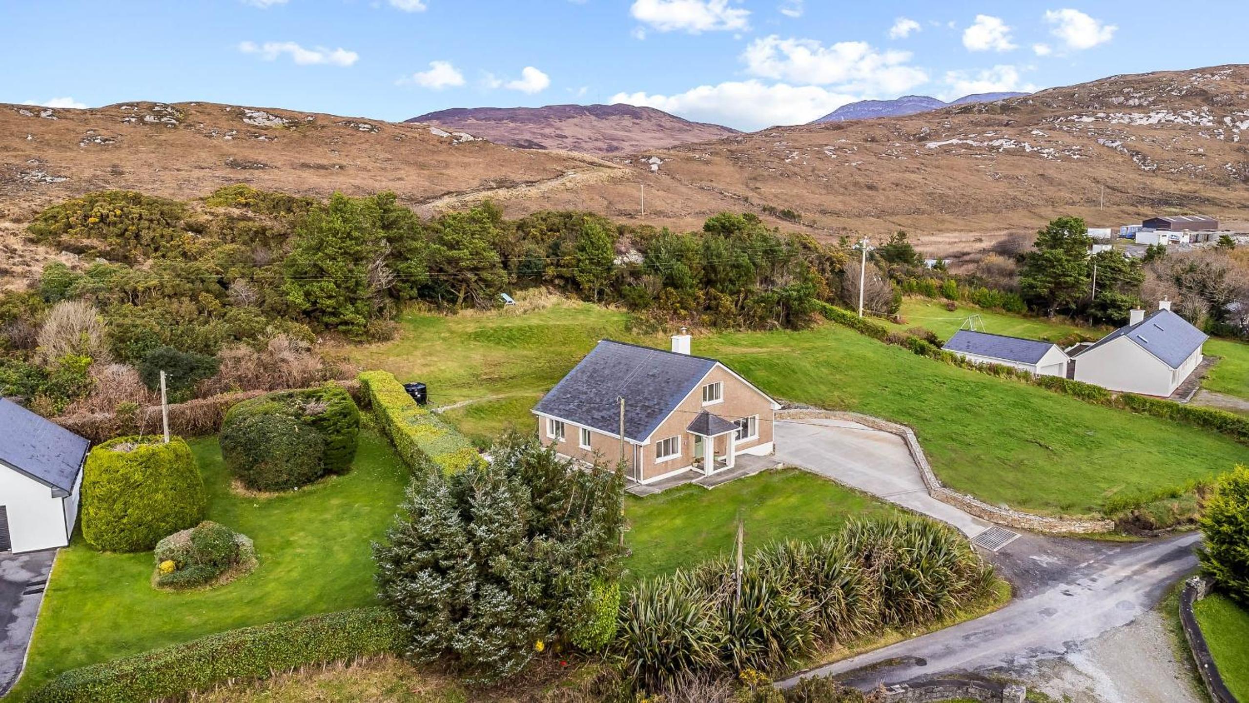Teach Eile, Clifden