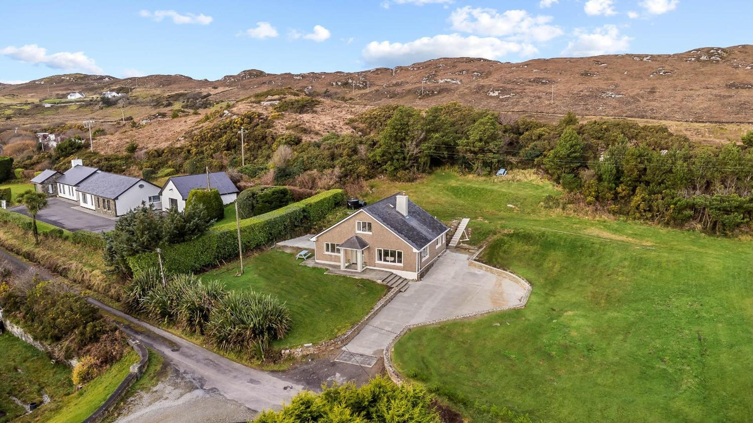 Teach Eile, Clifden