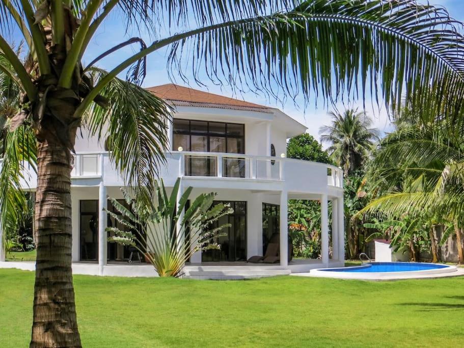 Luxury Villa: Private Pool & Beach Retreat