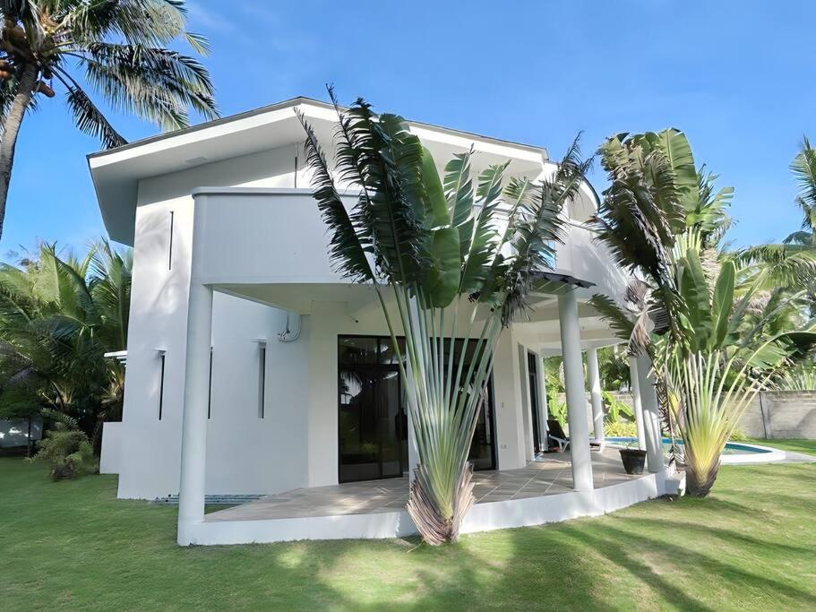 Luxury Villa: Private Pool & Beach Retreat