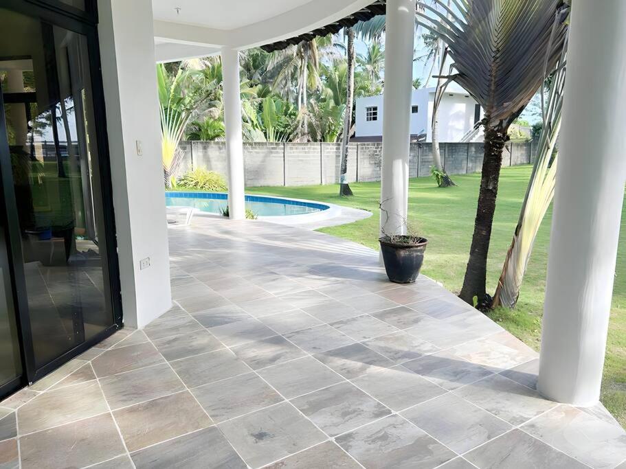Luxury Villa: Private Pool & Beach Retreat