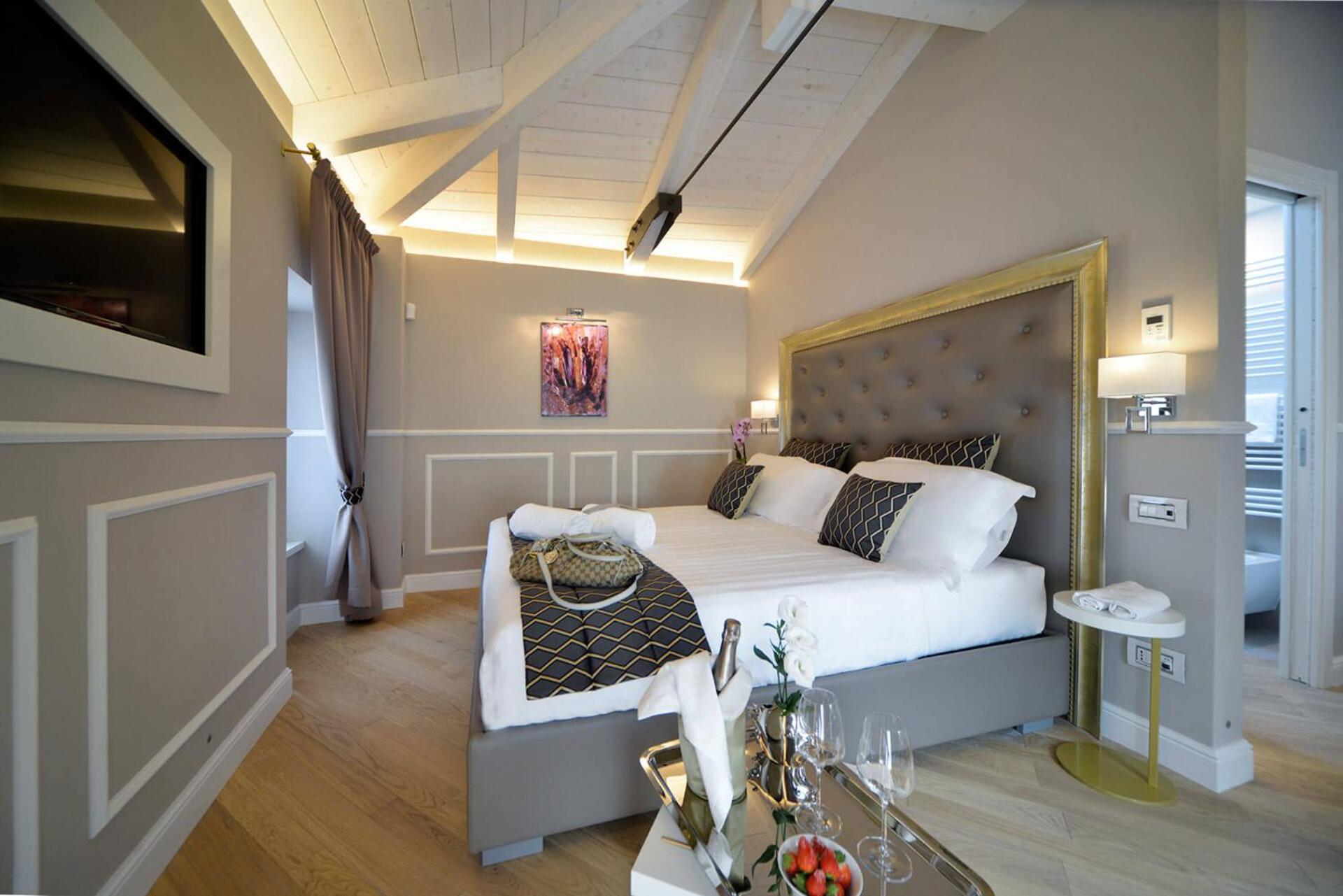 Eleìra Luxury Accomodations view 3