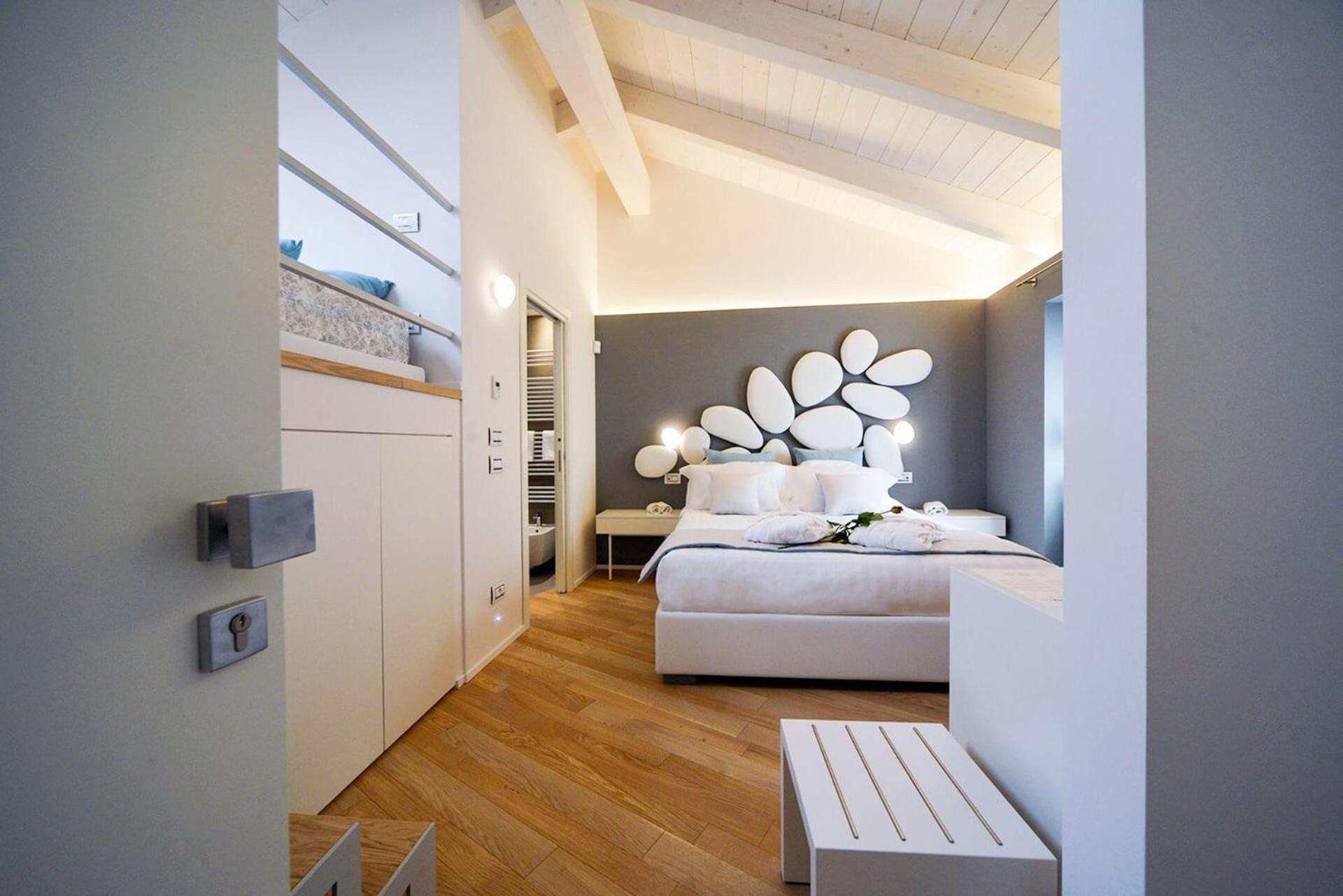 Eleìra Luxury Accomodations view 2