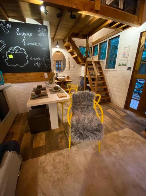 Cabana Lara, com lareira e muito estilo.