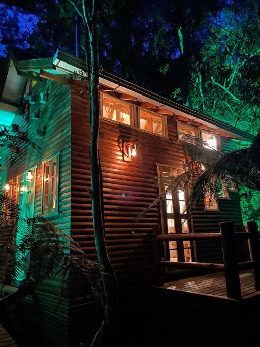 Cabana Lara, com lareira e muito estilo.