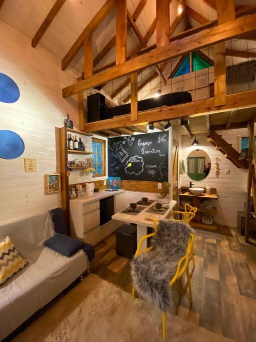 Cabana Lara, com lareira e muito estilo.