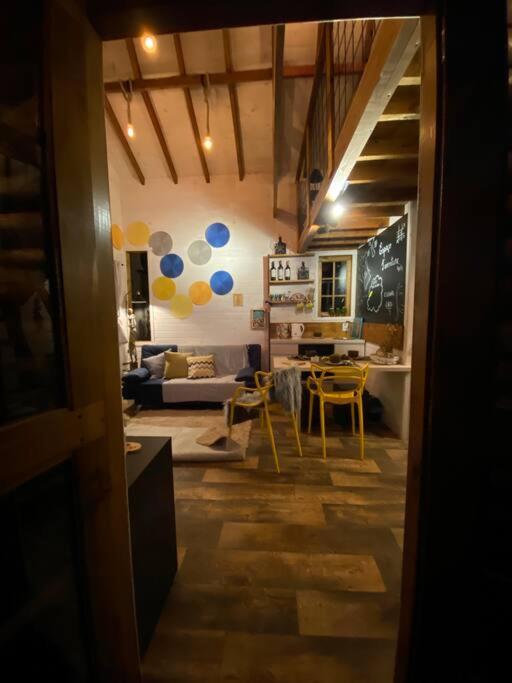 Cabana Lara, com lareira e muito estilo.