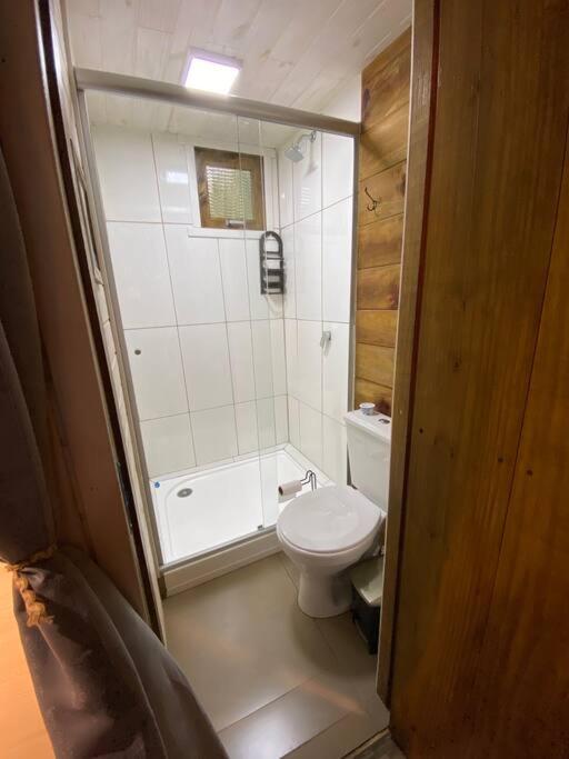 Cabana Lara, com lareira e muito estilo.