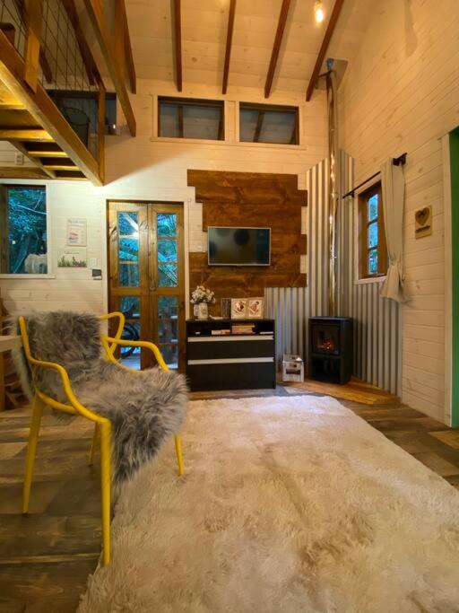 Cabana Lara, com lareira e muito estilo.