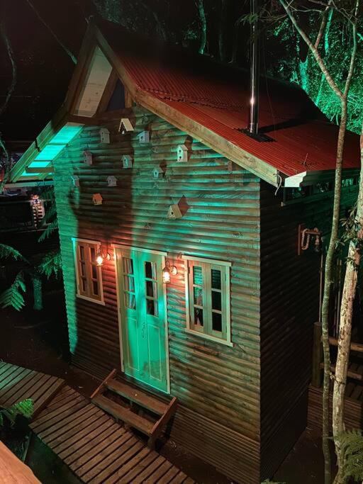 Cabana Lara, com lareira e muito estilo.