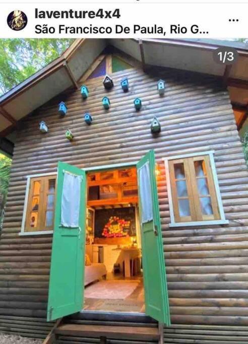 Cabana Lara, com lareira e muito estilo.