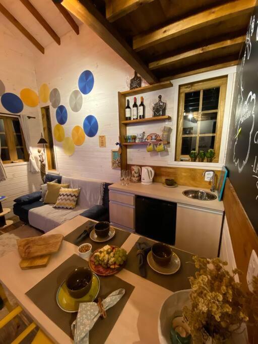 Cabana Lara, com lareira e muito estilo.