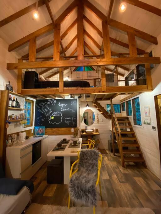 Cabana Lara, com lareira e muito estilo.