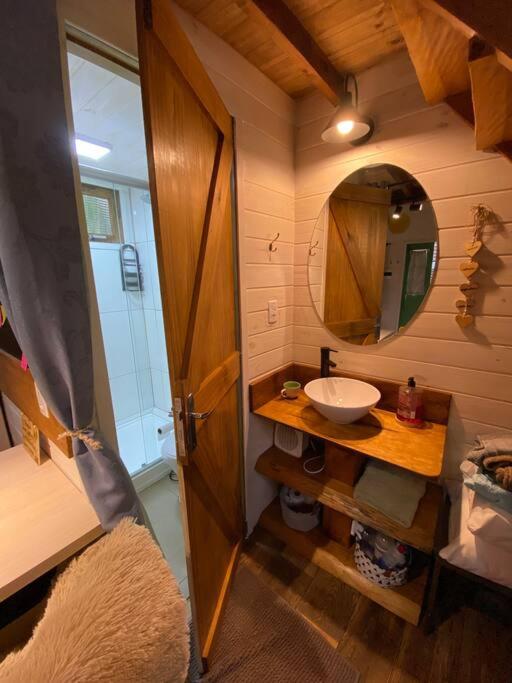 Cabana Lara, com lareira e muito estilo.