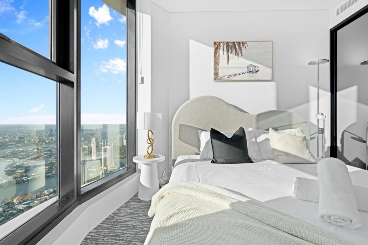 The Seabreeze - Beachfront 67F Sunset 2 Bedroom Skyhome with Netflix & Pool