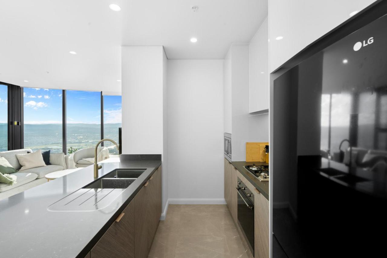 The Seabreeze - Beachfront 67F Sunset 2 Bedroom Skyhome with Netflix & Pool